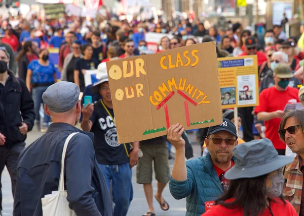 San Francisco, CA - 1 Mayıs 2022: Uluslararası İşçi Bayramı olarak da bilinen Pazar Caddesi 'nde yürüyüş yapan kimliği belirsiz katılımcılar. 