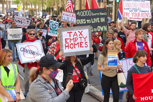 San Francisco, CA - 1 Mayıs 2022: Uluslararası İşçi Bayramı olarak da bilinen Pazar Caddesi 'nde yürüyüş yapan kimliği belirsiz katılımcılar. 