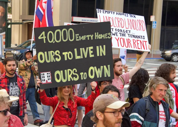 San Francisco, CA - 1 Mayıs 2022: Uluslararası İşçi Bayramı olarak da bilinen Pazar Caddesi 'nde yürüyüş yapan kimliği belirsiz katılımcılar. 