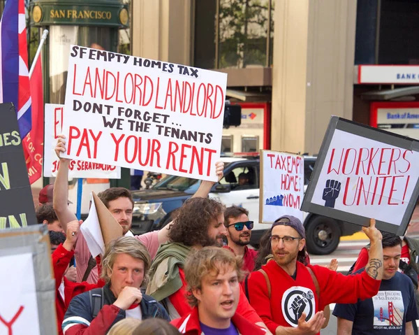 San Francisco, CA - 1 Mayıs 2022: Uluslararası İşçi Bayramı olarak da bilinen Pazar Caddesi 'nde yürüyüş yapan kimliği belirsiz katılımcılar. 