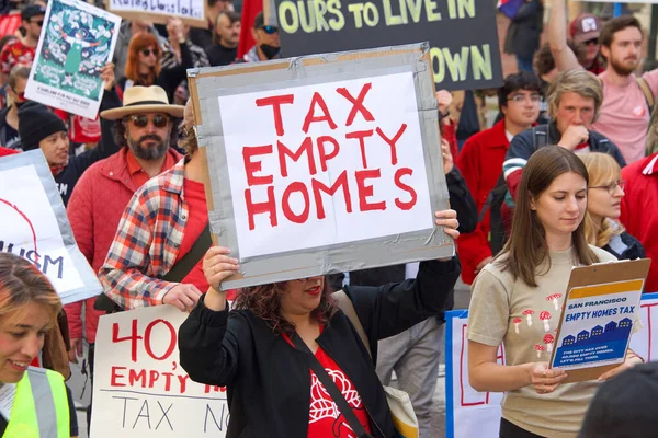 San Francisco, CA - 1 Mayıs 2022: Uluslararası İşçi Bayramı olarak da bilinen Pazar Caddesi 'nde yürüyüş yapan kimliği belirsiz katılımcılar. 