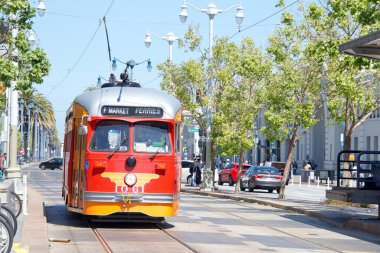 San Francisco, CA - 1 Mayıs 2022: Embarcadero 'daki Market ve Wharves Tarihi F hattı. MUNI Amerika 'nın en eski toplu taşıma acentelerinden biridir.