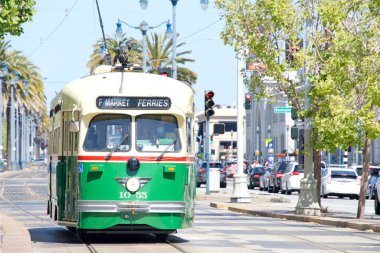 San Francisco, CA - 23 Ocak 2022: Market 'teki Muni Otobüs ve Embarcadero yakınlarındaki Market Caddesi' ndeki Büyük Otobüs Turları. Temiz hava araçları.