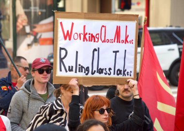 San Francisco, CA - 1 Mayıs 2022: Uluslararası İşçi Bayramı olarak da bilinen Pazar Caddesi 'nde yürüyüş yapan kimliği belirsiz katılımcılar.  