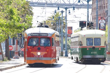 San Francisco, CA - 23 Ocak 2022: Market 'teki Muni Otobüs ve Embarcadero yakınlarındaki Market Caddesi' ndeki Büyük Otobüs Turları. Temiz hava araçları.