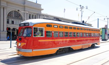 San Francisco, CA - 23 Ocak 2022: Market 'teki Muni Otobüs ve Embarcadero yakınlarındaki Market Caddesi' ndeki Büyük Otobüs Turları. Temiz hava araçları.