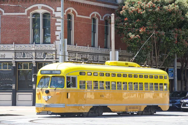 San Francisco, CA - 23 Ocak 2022: Market 'teki Muni Otobüs ve Embarcadero yakınlarındaki Market Caddesi' ndeki Büyük Otobüs Turları. Temiz hava araçları.