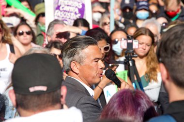San Francisco, CA - 3 Mayıs 2022: SCOTUS 'un Roe-Wade davasını düşürme amaçlı kısa bir plan sızdırması sonrasında Kadın Hakları Protestosu' nda konuşan CA Başsavcısı Rob Bonta. 