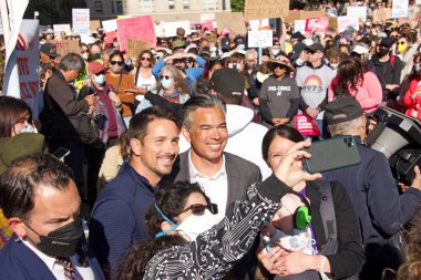 San Francisco, CA - 3 Mayıs 2022: CA Başsavcısı Rob Bonta, SCOTUS 'un Roe-Wade davasını düşürme amaçlı gizli planı sızdırmasının ardından Kadın Hakları Protestosu' nda poz verdikten sonra fotoğraflar için poz verdi. 