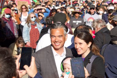 San Francisco, CA - 3 Mayıs 2022: CA Başsavcısı Rob Bonta, SCOTUS 'un Roe-Wade davasını düşürme amaçlı gizli planı sızdırmasının ardından Kadın Hakları Protestosu' nda poz verdikten sonra fotoğraflar için poz verdi..