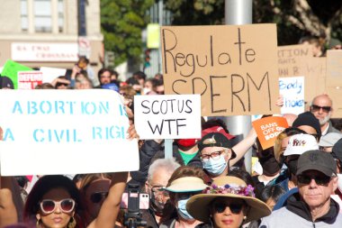 San Francisco, CA - 3 Mayıs 2022: SCOTUS sızıntısından sonra Kadın Hakları Protestosu 'na katılanlar Roe v. Wade' i devirmeyi planlıyorlar. Roe ve Wade 'i devirmek için sızdırılan planı protesto eden tabelalar var..