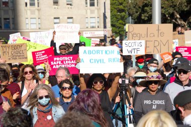 San Francisco, CA - 3 Mayıs 2022: SCOTUS sızıntısından sonra Kadın Hakları Protestosu 'na katılanlar Roe v. Wade' i devirmeyi planlıyorlar. Roe ve Wade 'i devirmek için sızdırılan planı protesto eden tabelalar var..