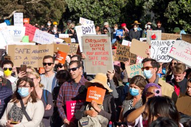 San Francisco, CA - 3 Mayıs 2022: SCOTUS sızıntısından sonra Kadın Hakları Protestosu 'na katılanlar Roe v. Wade' i devirmeyi planlıyorlar. Roe ve Wade 'i devirmek için sızdırılan planı protesto eden tabelalar var..