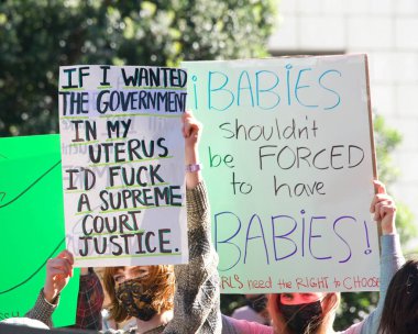 San Francisco, CA - 3 Mayıs 2022: SCOTUS sızıntısından sonra Kadın Hakları Protestosu 'na katılanlar Roe v. Wade' i devirmeyi planlıyorlar. Roe ve Wade 'i devirmek için sızdırılan planı protesto eden tabelalar var..