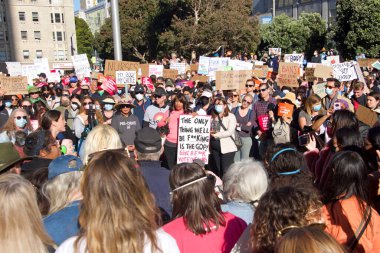 San Francisco, CA - 3 Mayıs 2022: SCOTUS sızıntısından sonra Kadın Hakları Protestosu 'na katılanlar Roe v. Wade' i devirmeyi planlıyorlar. Roe ve Wade 'i devirmek için sızdırılan planı protesto eden tabelalar var..