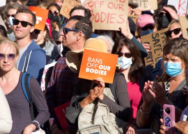 San Francisco, CA - 3 Mayıs 2022: SCOTUS sızıntısından sonra Kadın Hakları Protestosu 'na katılanlar Roe v. Wade' i devirmeyi planlıyorlar. Roe ve Wade 'i devirmek için sızdırılan planı protesto eden tabelalar var..