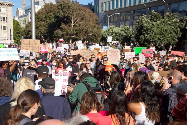 San Francisco, CA - 3 Mayıs 2022: SCOTUS sızıntısından sonra Kadın Hakları Protestosu 'na katılanlar Roe v. Wade' i devirmeyi planlıyorlar. Roe ve Wade 'i devirmek için sızdırılan planı protesto eden tabelalar var..