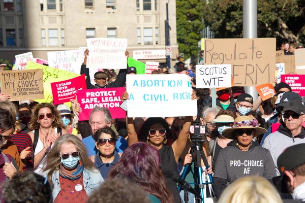 旧金山 加利福尼亚州 2022年5月3日 Scotus泄漏后的妇女权利抗议的参与者 计划推翻Roe Wade 举着标语抗议被泄露的推翻Roe Wade的计划 — 图库照片