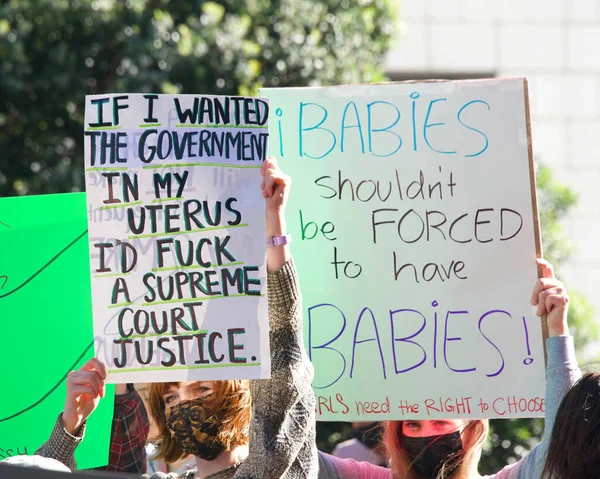 San Francisco, CA - 3 Mayıs 2022: SCOTUS sızıntısından sonra Kadın Hakları Protestosu 'na katılanlar Roe v. Wade' i devirmeyi planlıyorlar. Roe ve Wade 'i devirmek için sızdırılan planı protesto eden tabelalar var..