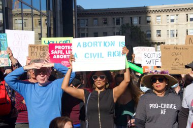 San Francisco, CA - 3 Mayıs 2022: SCOTUS sızıntısından sonra Kadın Hakları Protestosu 'na katılanlar Roe v. Wade' i devirmeyi planlıyorlar. Roe ve Wade 'i devirmek için sızdırılan planı protesto eden tabelalar var..