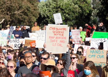 San Francisco, CA - 3 Mayıs 2022: SCOTUS sızıntısından sonra Kadın Hakları Protestosu 'na katılanlar Roe v. Wade' i devirmeyi planlıyorlar. Roe ve Wade 'i devirmek için sızdırılan planı protesto eden tabelalar var..