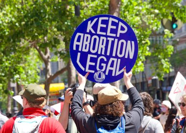 San Francisco, CA - 7 Mayıs 2022: SCOTUS 'un Roe-Wade davasını devirme planı üzerine San Francisco' da düzenlenen Kadın Hakları Protestosu 'nda elinde tabela tutan kimliği belirsiz katılımcılar.