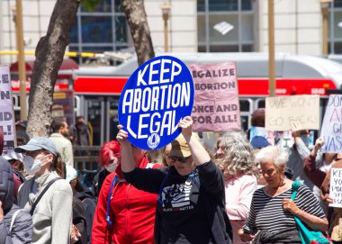 San Francisco, CA - 7 Mayıs 2022: SCOTUS 'un Roe-Wade davasını devirme planı üzerine San Francisco' da düzenlenen Kadın Hakları Protestosu 'nda elinde tabela tutan kimliği belirsiz katılımcılar. 