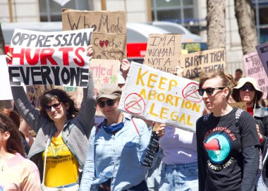 San Francisco, CA - 7 Mayıs 2022: SCOTUS 'un Roe-Wade davasını devirme planı üzerine San Francisco' da düzenlenen Kadın Hakları Protestosu 'nda elinde tabela tutan kimliği belirsiz katılımcılar. 