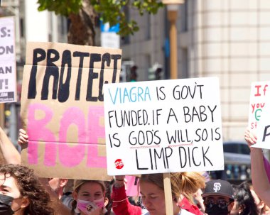 San Francisco, CA - 7 Mayıs 2022: SCOTUS 'un Roe-Wade davasını devirme planı üzerine San Francisco' da düzenlenen Kadın Hakları Protestosu 'nda elinde tabela tutan kimliği belirsiz katılımcılar. 