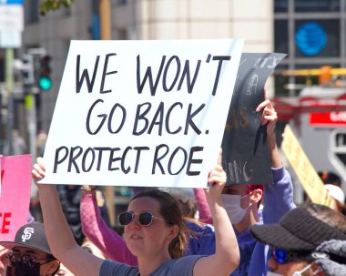 San Francisco, CA - 7 Mayıs 2022: SCOTUS 'un Roe-Wade davasını devirme planı üzerine San Francisco' da düzenlenen Kadın Hakları Protestosu 'nda elinde tabela tutan kimliği belirsiz katılımcılar. 