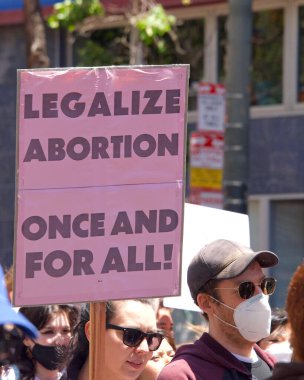 San Francisco, CA - 7 Mayıs 2022: SCOTUS 'un Roe-Wade davasını devirme planı üzerine San Francisco' da düzenlenen Kadın Hakları Protestosu 'nda elinde tabela tutan kimliği belirsiz katılımcılar. 