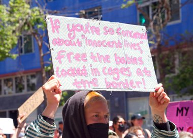 San Francisco, CA - 7 Mayıs 2022: SCOTUS 'un Roe-Wade davasını devirme planı üzerine San Francisco' da düzenlenen Kadın Hakları Protestosu 'nda elinde tabela tutan kimliği belirsiz katılımcılar. 