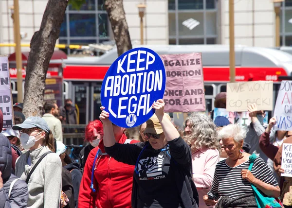 San Francisco, CA - 7 Mayıs 2022: SCOTUS 'un Roe-Wade davasını devirme planı üzerine San Francisco' da düzenlenen Kadın Hakları Protestosu 'nda elinde tabela tutan kimliği belirsiz katılımcılar. 