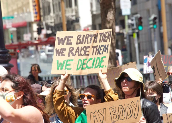 San Francisco, CA - 7 Mayıs 2022: SCOTUS 'un Roe-Wade davasını devirme planı üzerine San Francisco' da düzenlenen Kadın Hakları Protestosu 'nda elinde tabela tutan kimliği belirsiz katılımcılar. 