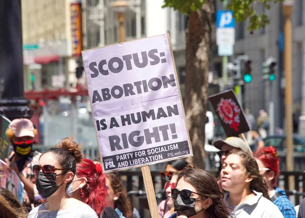 San Francisco, CA - 7 Mayıs 2022: SCOTUS 'un Roe-Wade davasını devirme planı üzerine San Francisco' da düzenlenen Kadın Hakları Protestosu 'nda elinde tabela tutan kimliği belirsiz katılımcılar. 