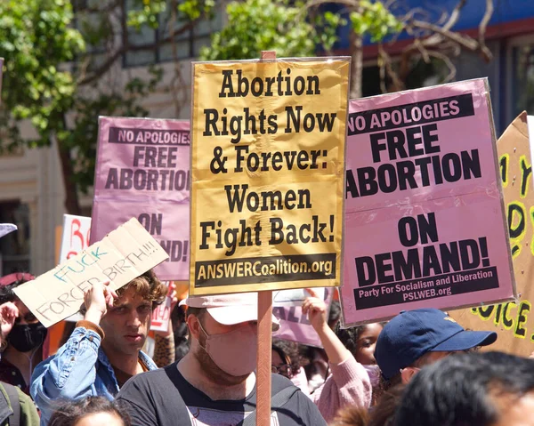San Francisco, CA - 7 Mayıs 2022: SCOTUS 'un Roe-Wade davasını devirme planı üzerine San Francisco' da düzenlenen Kadın Hakları Protestosu 'nda elinde tabela tutan kimliği belirsiz katılımcılar. 