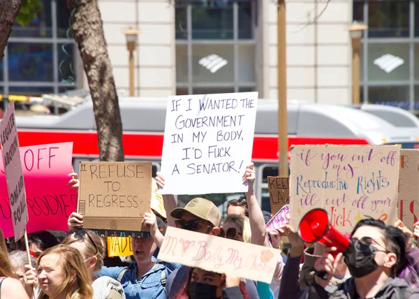 San Francisco, CA - 7 Mayıs 2022: SCOTUS 'un Roe-Wade davasını devirme planı üzerine San Francisco' da düzenlenen Kadın Hakları Protestosu 'nda elinde tabela tutan kimliği belirsiz katılımcılar. 