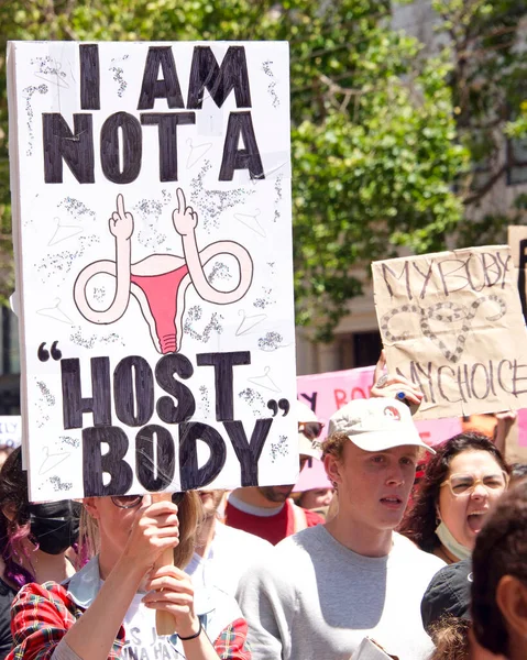 San Francisco, CA - 7 Mayıs 2022: SCOTUS 'un Roe-Wade davasını devirme planı üzerine San Francisco' da düzenlenen Kadın Hakları Protestosu 'nda elinde tabela tutan kimliği belirsiz katılımcılar. 
