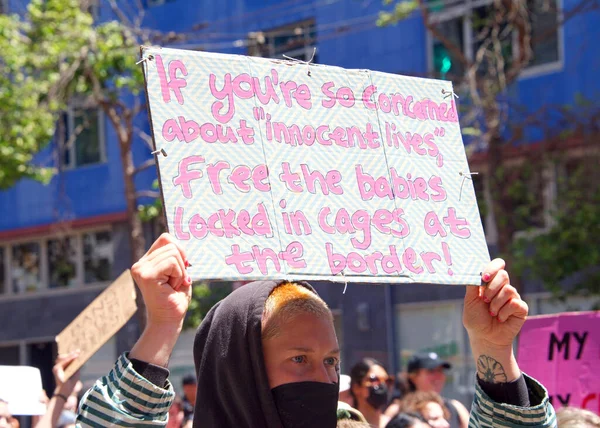 San Francisco, CA - 7 Mayıs 2022: SCOTUS 'un Roe-Wade davasını devirme planı üzerine San Francisco' da düzenlenen Kadın Hakları Protestosu 'nda elinde tabela tutan kimliği belirsiz katılımcılar. 