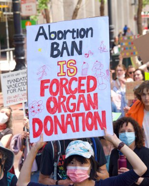 San Francisco, CA - 14 Mayıs 2022: Kimliği belirsiz katılımcılar, ellerinde Üreme Adaleti ve Kadın Seçme Hakkı 'nı destekleyen tabelalar tutarak sokaklarda yürüyorlar. 