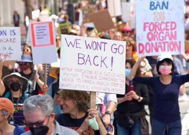 San Francisco, CA - 14 Mayıs 2022: Kimliği belirsiz katılımcılar, ellerinde Üreme Adaleti ve Kadın Seçme Hakkı 'nı destekleyen tabelalar tutarak sokaklarda yürüyorlar. 
