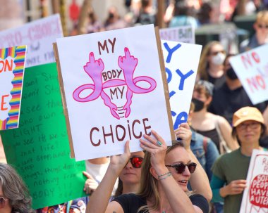 San Francisco, CA - 14 Mayıs 2022: Kimliği belirsiz katılımcılar, ellerinde Üreme Adaleti ve Kadın Seçme Hakkı 'nı destekleyen tabelalar tutarak sokaklarda yürüyorlar. 