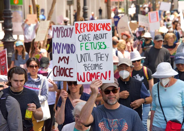 San Francisco, CA - 14 Mayıs 2022: Kimliği belirsiz katılımcılar, ellerinde Üreme Adaleti ve Kadın Seçme Hakkı 'nı destekleyen tabelalar tutarak sokaklarda yürüyorlar. 