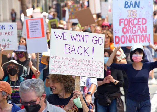 San Francisco, CA - 14 Mayıs 2022: Kimliği belirsiz katılımcılar, ellerinde Üreme Adaleti ve Kadın Seçme Hakkı 'nı destekleyen tabelalar tutarak sokaklarda yürüyorlar. 