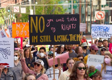 San Francisco, CA - 14 Mayıs 2022: Kimliği belirsiz katılımcılar, ellerinde Üreme Adaleti ve Kadın Seçme Hakkı 'nı destekleyen tabelalar tutarak sokaklarda yürüyorlar.