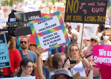 San Francisco, CA - 14 Mayıs 2022: Kimliği belirsiz katılımcılar, ellerinde Üreme Adaleti ve Kadın Seçme Hakkı 'nı destekleyen tabelalar tutarak sokaklarda yürüyorlar.