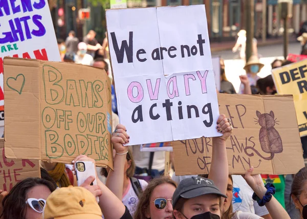 San Francisco May 2022 Unidentified Participants Marching Streets Holding Signs — 图库照片