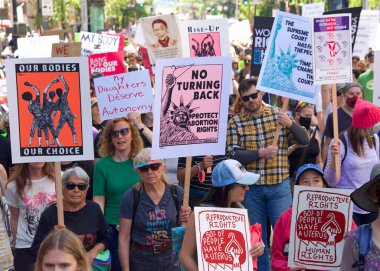 San Francisco, CA - 14 Mayıs 2022: Kimliği belirsiz katılımcılar, ellerinde Üreme Adaleti ve Kadın Seçme Hakkı 'nı destekleyen tabelalar tutarak sokaklarda yürüyorlar. 