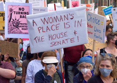 San Francisco, CA - 14 Mayıs 2022: Kimliği belirsiz katılımcılar, ellerinde Üreme Adaleti ve Kadın Seçme Hakkı 'nı destekleyen tabelalar tutarak sokaklarda yürüyorlar. 