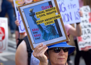 San Francisco, CA - 14 Mayıs 2022: Kimliği belirsiz katılımcılar, ellerinde Üreme Adaleti ve Kadın Seçme Hakkı 'nı destekleyen tabelalar tutarak sokaklarda yürüyorlar. 